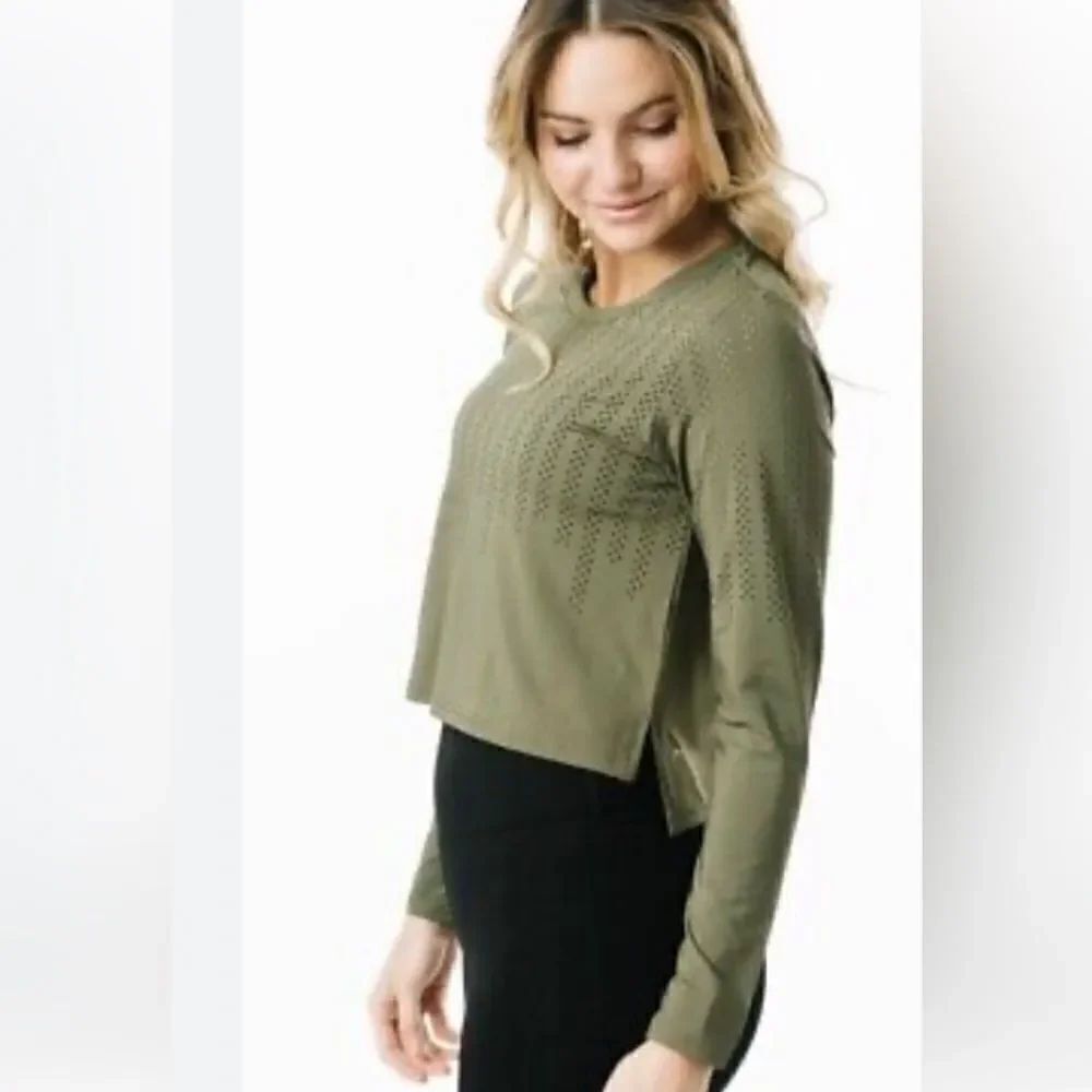 Zyia Chillcicle Crop Lind Sleeve Top